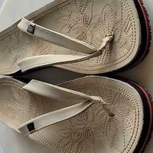 Magellan Outdoors leather flip flop sandals 10
